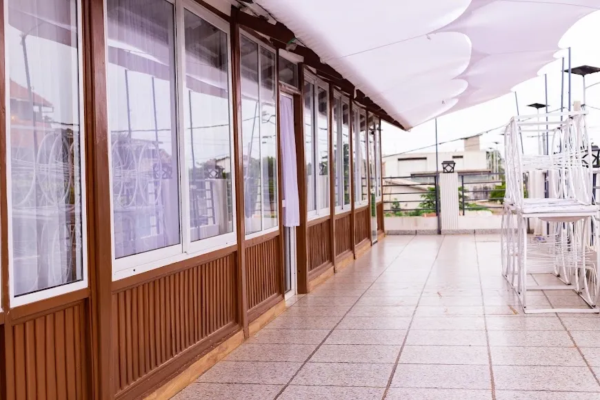 Terrasse vitrée longeant la salle, vue depuis l'intérieur