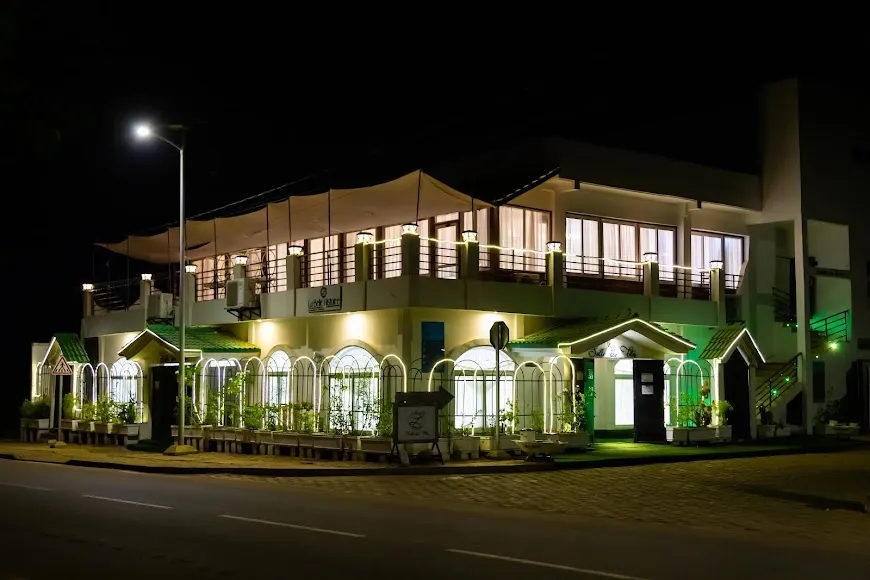 Vue de nuit sur l'entrée et l'étage de la salle