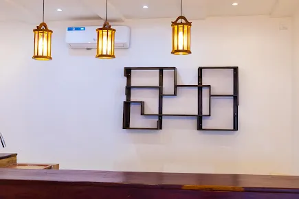 Éclairage suspendu et décoration murale dans l’espace intérieur