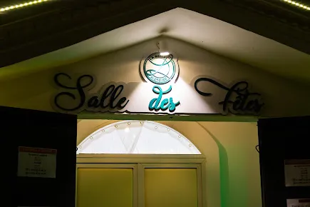Porche de la salle avec l'enseigne Salle des fêtes au-dessus de la porte