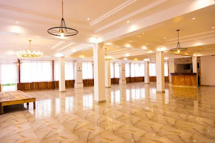 Salle aménagée avec éclairage chaleureux et parquet en chevrons