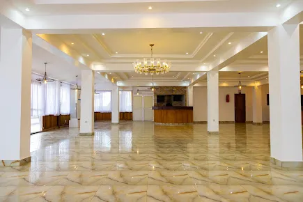 Grand espace de réception avec colonnes, lustre central et parquet