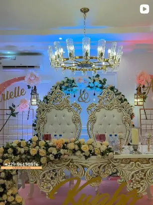 Tables de réception dressées sous des lustres dorés