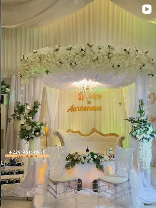 Décor de cérémonie blanc et doré avec fleurs et sièges