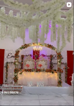 Arche florale blanche au-dessus de la table des mariés