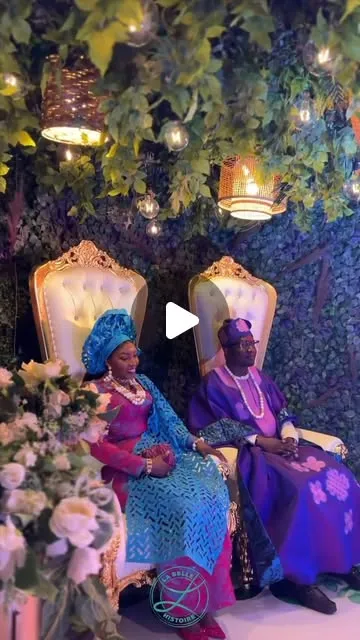 Couple en tenue traditionnelle assis dans un décor floral