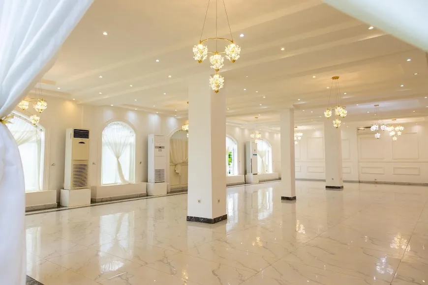 Salle lumineuse avec rideaux blancs et lustres