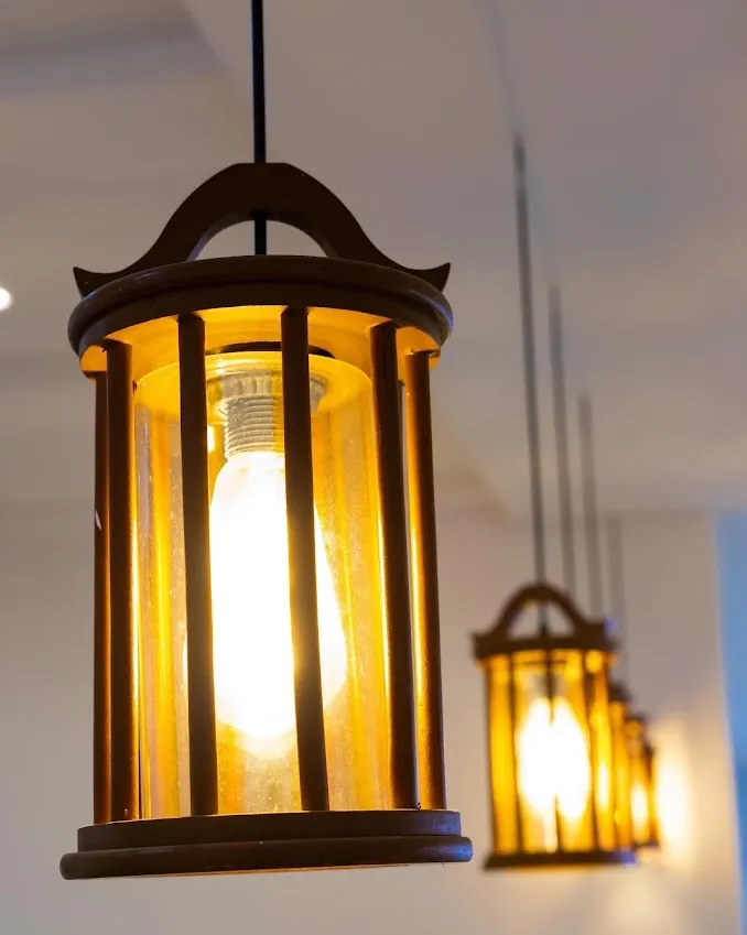 Suspensions décoratives dorées à l'intérieur de La Belle Histoire